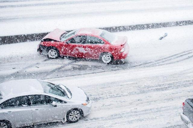 ببینید | سر خوردن و برخورد عجیب دو خودرو در ترکیه و توقف خودروی دوم با تیر برق
