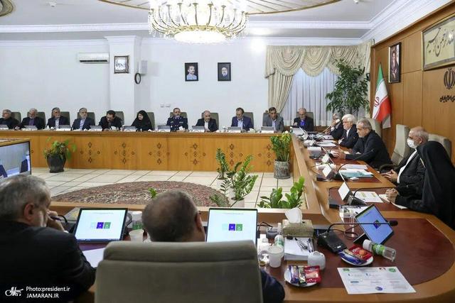 ببینید |‌ اتهام جنجالی کارشناس برنامه تلویزیون: دولت می‌خواهد نیمی از کسری بودجه را از جیب مردم بردارد!