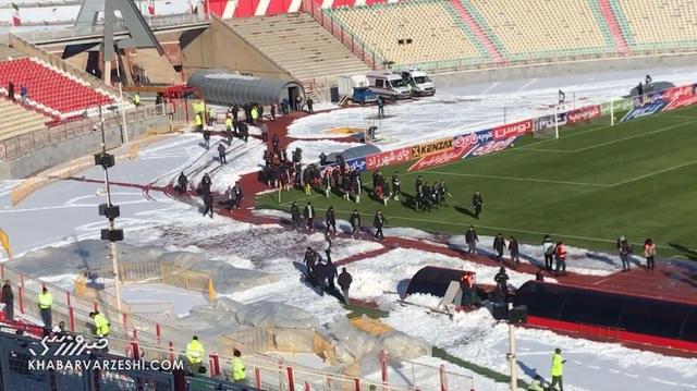ویدیو| چالش تراکتوری‌ها برای خروج از ورزشگاه در یخبندان