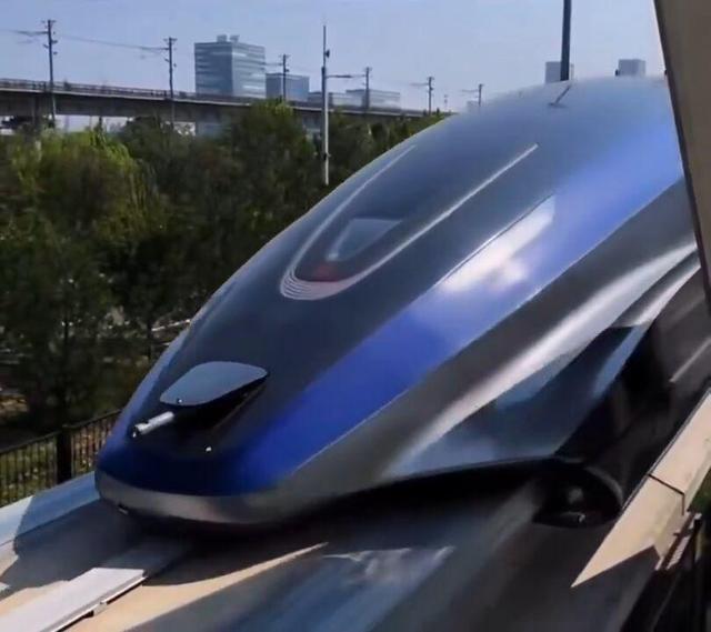 قطار مغناطیسی چین با سرعت ۶۰۰ کیلومتر در ساعت بالاخره حرکت کرد!