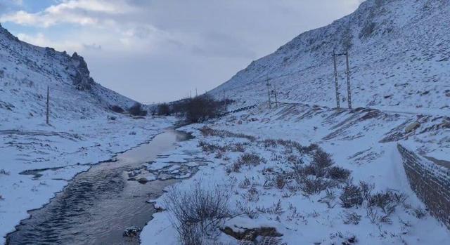 تصاویری زیبا از جاری شدن چشمه‌ها در دل برف