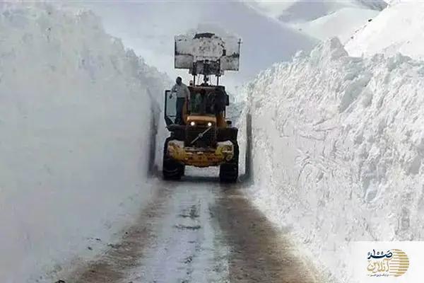 ببینید/برف سنگین، بولدوزر راهداری را در کانونهای چهارمحال و بختیاری گرفتار کرد
