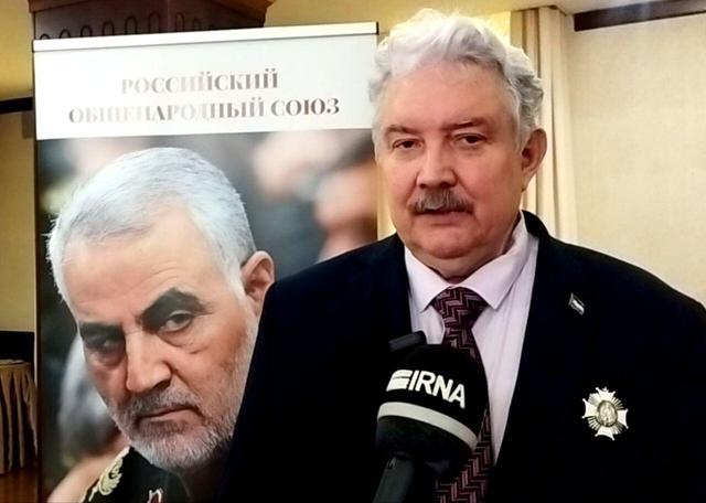 فعال روس: سردار سلیمانی، قهرمانی برای ملت‌ها است + فیلم