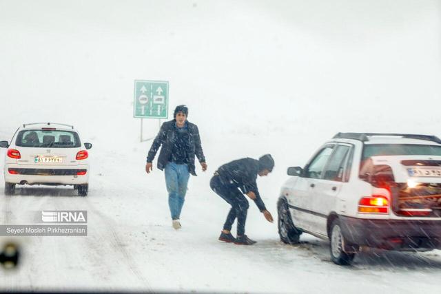 کولاک برف دو جاده زنجان را مسدود کرد