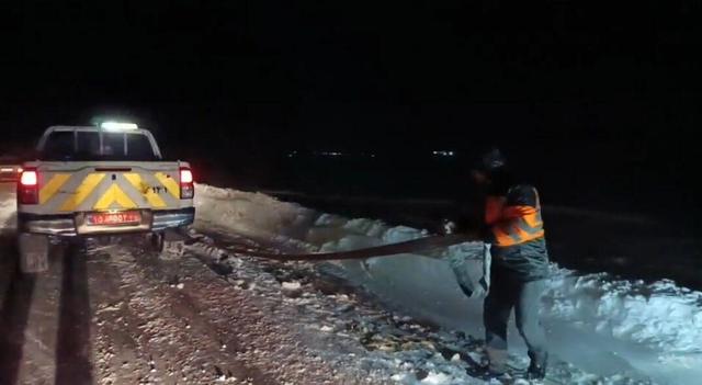 فیلم | امدادرسانی راهداران خمین به خودروهای گرفتار در برف