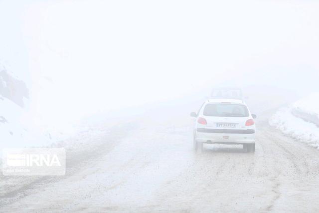 کولاک زمینی جاده نهاوند نورآباد را مسدود کرد