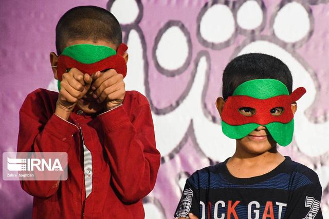 جشن زمستانه برای کودکان کار آمل / شعله کوچک شادی در سرمای روزگار