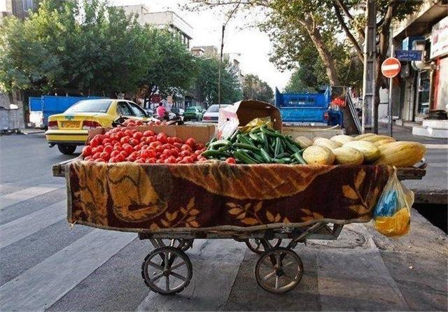 طرحی برد-برد در سلماس؛ نظم شهری و امنیت شغلی میوه‌فروشان همزمان تأمین شد