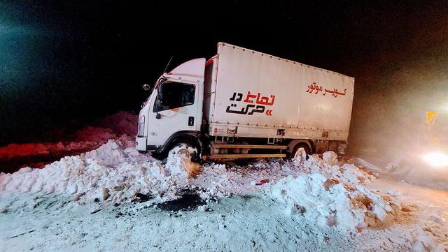 فیلم | امدادرسانی به خودروی گرفتار در برف، محور هنده به رضاآباد گلپایگان