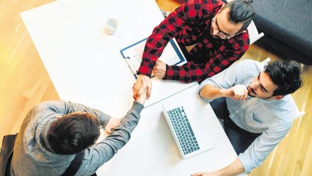 برگزاری مصاحبه استخدامی دانشگاه علوم پزشکی قزوین علیرغم تعطیلی ادارات