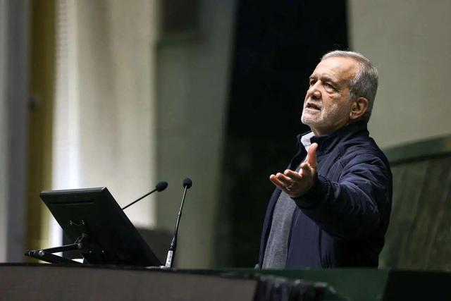 تعویق رأیگیری درباره کلیات لایحه بودجه ۱۴۰۵ در پی نامه پزشکیان به مجلس/ رئیسجمهور: دولت آمادگی کامل دارد اصلاحات لازم را در زمینه حقوق، مالیات و کالابرگ، اعمال کند