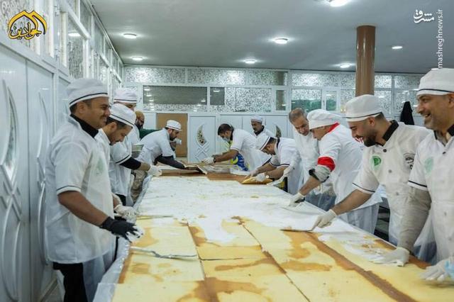 عکس/ ساخت کیک ۲۰۰ متری برای ولادت جوادالائمه(ع) در کاظمین