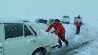 امداد رسانی به سرنشینان ۳۵ خودروی گرفتار در برف و کولاک در محور بوکان _مهاباد