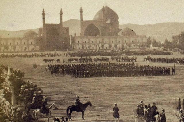 سفر به عصر قاجار؛ عکس نایاب میدان نقش جهان زیر پای قشون نظامی