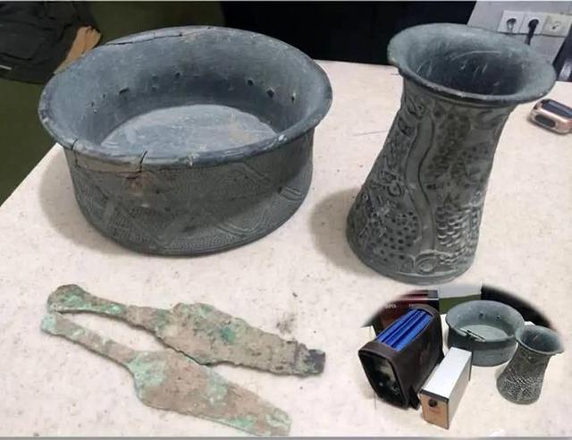 ۴ شیء باستانی در جیرفت کرمان کشف شد(+عکس)