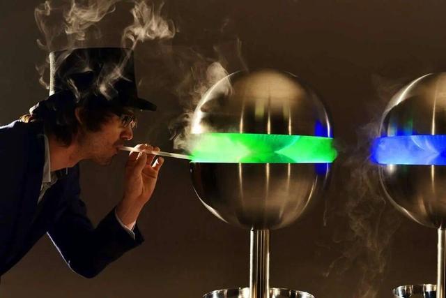 عجیب‌ترین چیزهایی که دانشمندان به نام علم خورده‌اند؛ از قلب پادشاه تا نوشیدن باکتری!