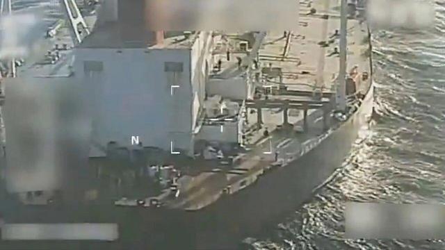 تعقیب‌وگریز آمریکا و نفتکشی که ادعا شد مرتبط با ایران است؛حالا خدمه با کشیدن پرچم روسیه روی بدنه مدعی حمایت مسکو شدند