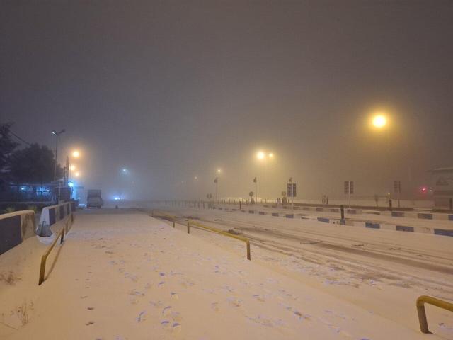 بارش برف درمحورهای مواصلاتی آذربایجان غربی؛ زنجیرچرخ همراه داشته باشید