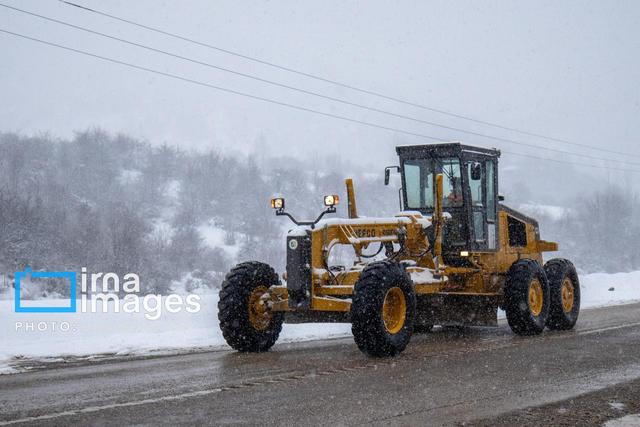 تردد در اغلب محورهای شهرستان سقز برقرار است؛ تداوم برف‌روبی مسیرهای روستایی
