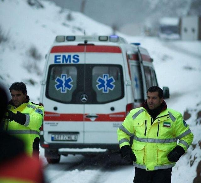 روایت ۱۶ ساعت تلاش برای نجات بانوی بیمار کهگیلویه وبویراحمدی در میان برف و کولاک