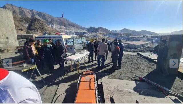 محبوس شدن ۲۴ کارگر در ریزش معدن بافق؛ ۱۸ نفر نجات یافتند +عکس