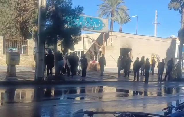 فیلم/ اوضاع آرام در جلوی درب فرمانداری شهرستان فسا