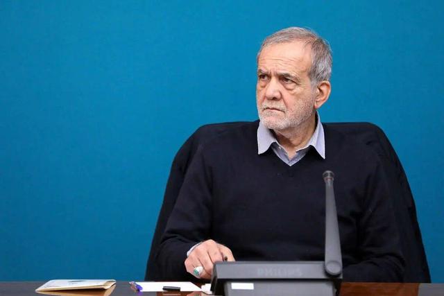 آقای پزشکیان! به دکتر جسن قاضی‌زاده هاشمی مراجعه کنید تا داخل چشم‌های شما لنز بگذارد!