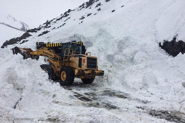 مرزنشینان گرفتار در برف و کولاک در ماکو نجات یافتند