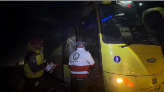 توزیع بسته‌های اضطراری میان مسافران گرفتار در برف و کولاک محور چالدران