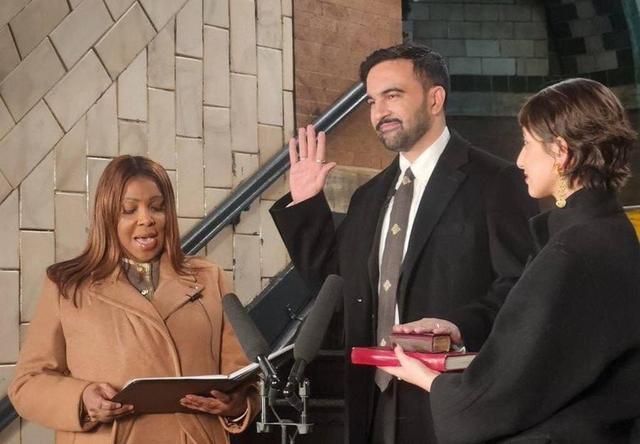 شهردار مسلمان نیویورک با دستی بر قرآن قسم یاد کرد +عکس