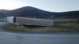 واژگونی دو دستگاه تریلی و یک دستگاه کامیون در محور آزادشهر به مینودشت + فیلم