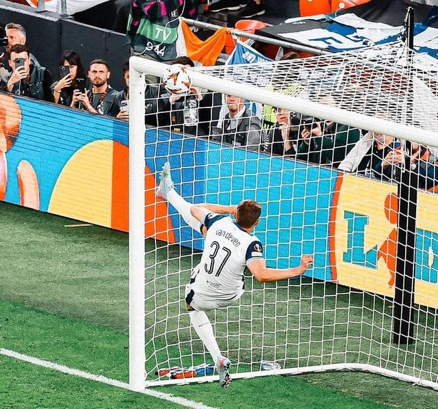 فیلم/ یک نجات دروازه کم نظیر در زمین فوتبال