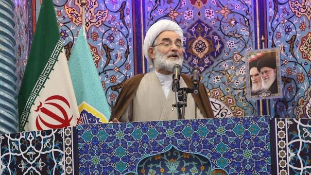 امام جمعه رشت: مسائل اقتصادی باید در داخل کشور حل شود