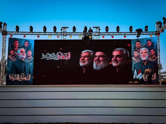 حضور گسترده عراقی‌ها در محل ترور سرداران مقاومت در مسیر فرودگاه بغداد