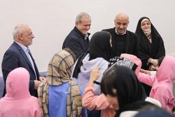 دیدار دکتر پزشکیان با جمعی از کودکان بی‌سرپرست و بدسرپرست در مجتمع «خانه دختران ایران»