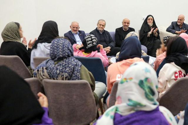 پزشکیان با جمعی از کودکان بی‌سرپرست و بدسرپرست دیدار و گفت وگو کرد