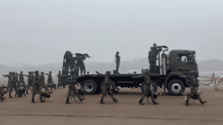 India lines up military camels and eagles for annual parade (VIDEO)