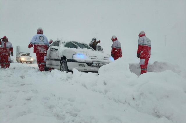 نجات ۴۰ نفر گرفتار در برف و کولاک جاده ائل‌یولی بستان‌آباد