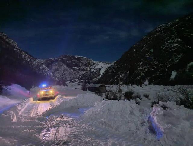 بارش برف و باران جاده های گلستان را لغزنده کرده است