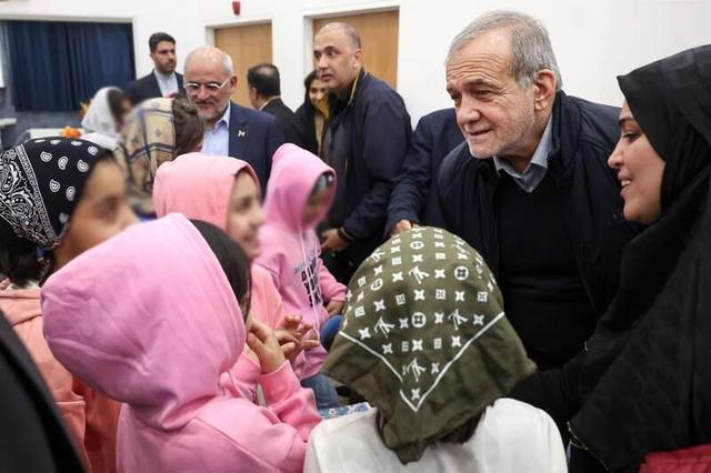 عکس/ دیدار رئیس جمهور با جمعی از کودکان بی سرپرست