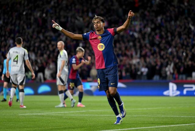 عکس| یامال ۱۰ سانت بلند شد!