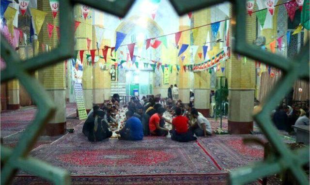 اولین روز اعتکاف نوجوانان در مسجد حمزه سیدالشهدا(ع) جنت‌آباد