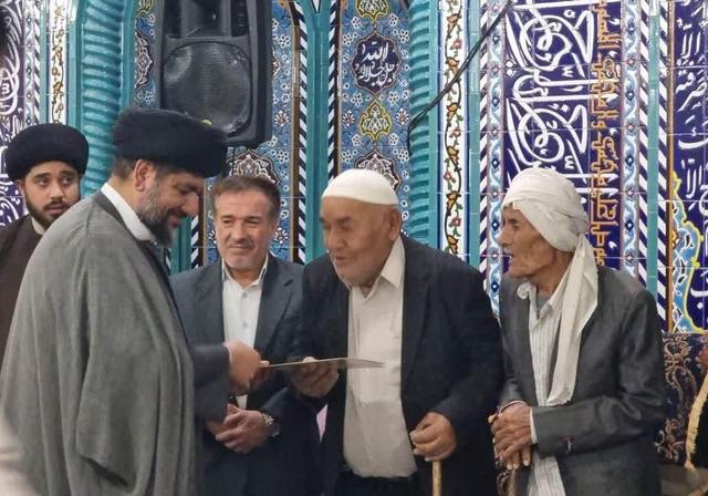 ۲ پدر شهید در گناوه تجلیل شدند