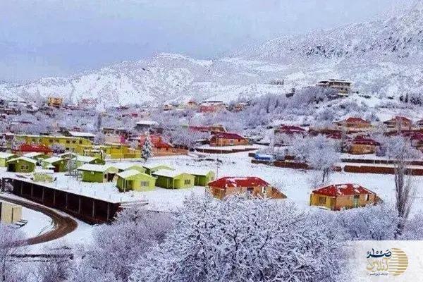 ببینید/برگزاری جشن عروسی سوار بر اسب زیر بارش برف