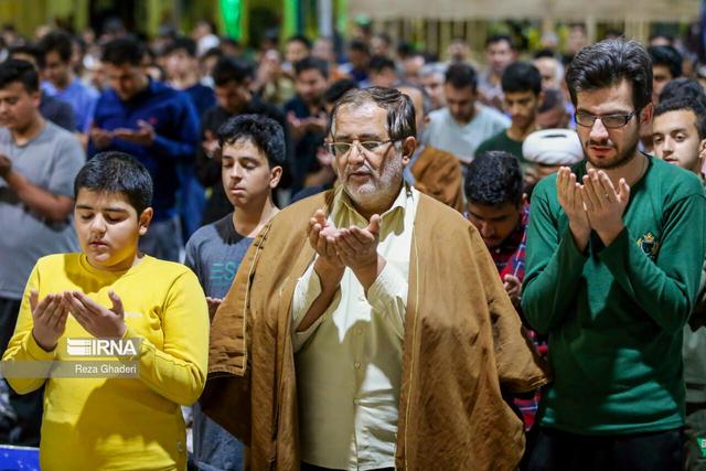 در میانه راه معنویت؛ اعتکاف ۱۶۰ هزار نفری فارس در اوج