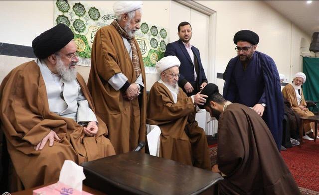 مراسم عمامه‌گذاری طلاب با حضور آیت‌الله مکارم شیرازی برگزار شد