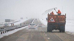 برف و باران همراه با ترافیک سنگین در جاده‌های شمال؛ جاده چالوس یکطرفه شد