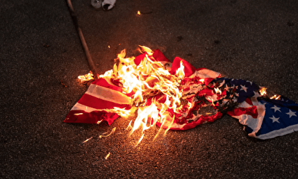به آتش کشیدن پرچم آمریکا در پاریس