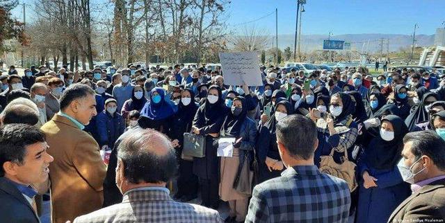 عباس عبدی: به تشکلهای مردم نهاد اجازه فعالیت دادیم، حالا با انبوه معترضان روبرو شده ایم