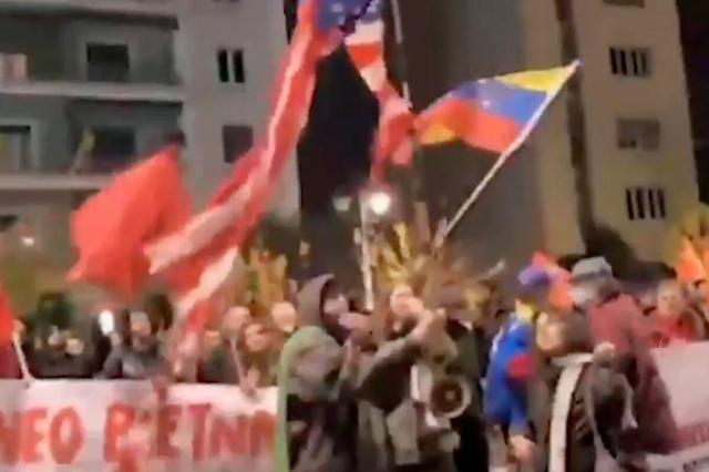 اعتراض در برلین: آتش زدن پرچم آمریکا در واکنش به ربوده شدن مادورو